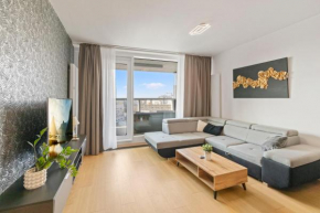 Panorama City apartment in downtown area with free parking and castle view